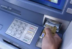 سابقة قضائية.. محكمة البيضاء تعوض مواطنا بـ5000 درهم بعدما ابتلع الشباك البنكي بطاقته